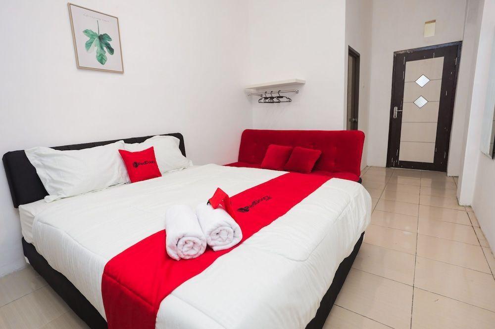 Маланг: RedDoorz near Plaza Araya 2