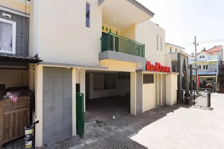 Маланг: RedDoorz near Plaza Araya 2