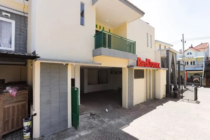 Маланг: RedDoorz near Plaza Araya 2