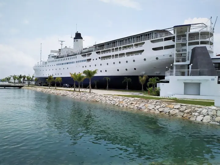 Остров Пеньенгат: Doulos Phos The Ship Hotel