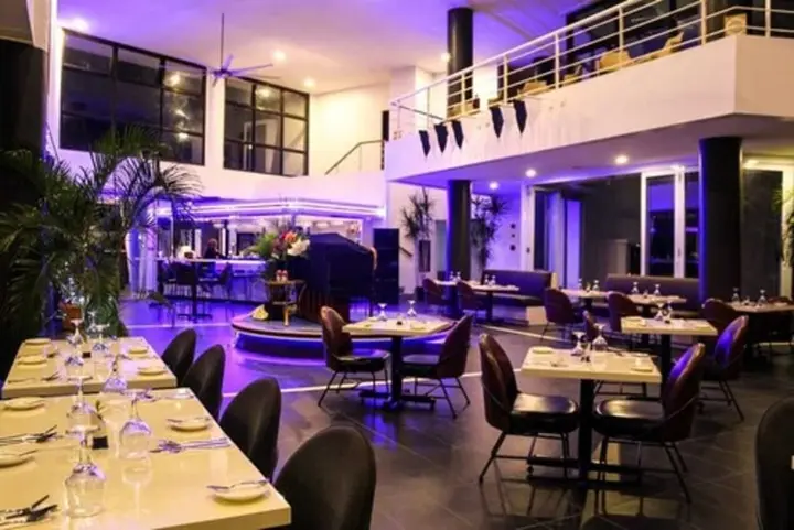 Остров Пеньенгат: Doulos Phos The Ship Hotel
