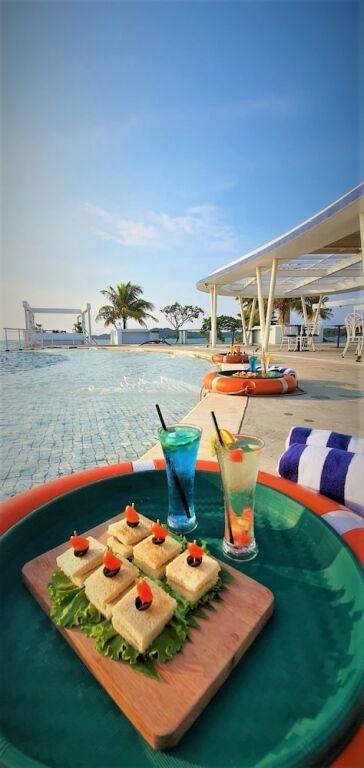 Остров Пеньенгат: Doulos Phos The Ship Hotel