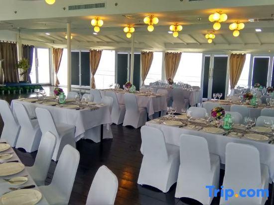 Остров Пеньенгат: Doulos Phos The Ship Hotel