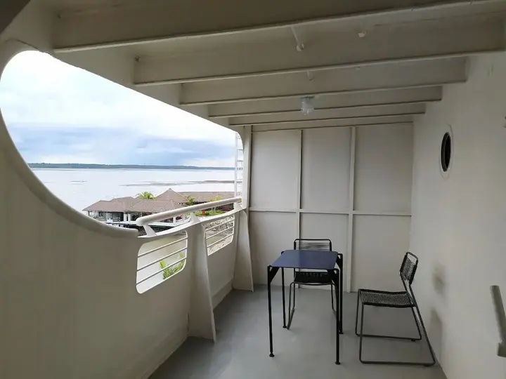 Остров Пеньенгат: Doulos Phos The Ship Hotel