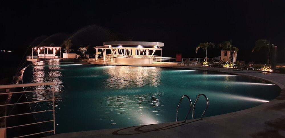 Остров Пеньенгат: Doulos Phos The Ship Hotel