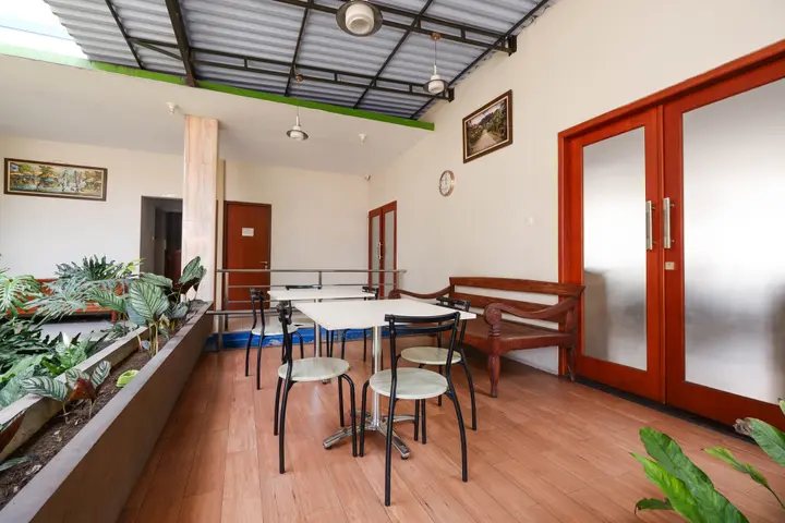 Суракарта: OYO 1532 Mawar Indah Hotel