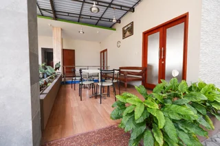 Суракарта: OYO 1532 Mawar Indah Hotel
