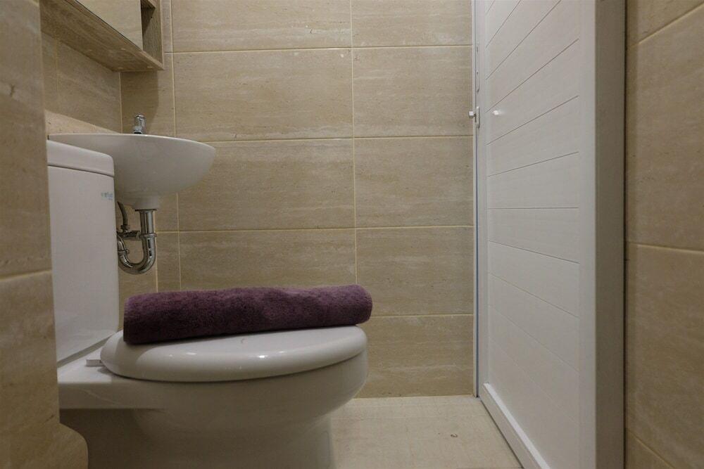 Тангеранг: Brand New Compact Modern Studio Springwood Apartment