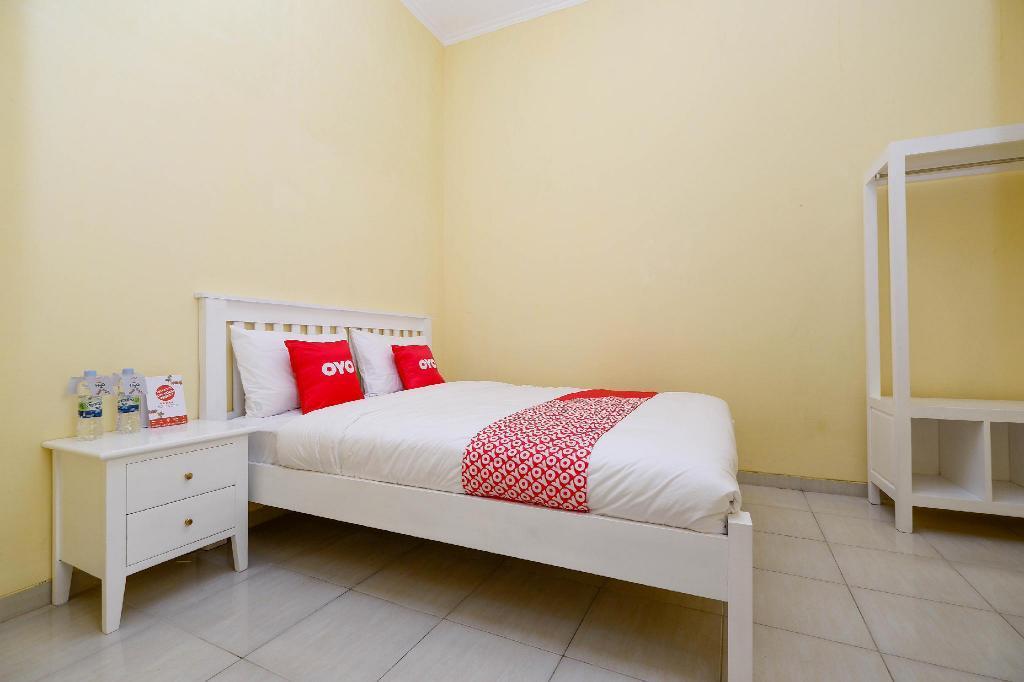 Суракарта: Oyo 1553 Anmi Guest House