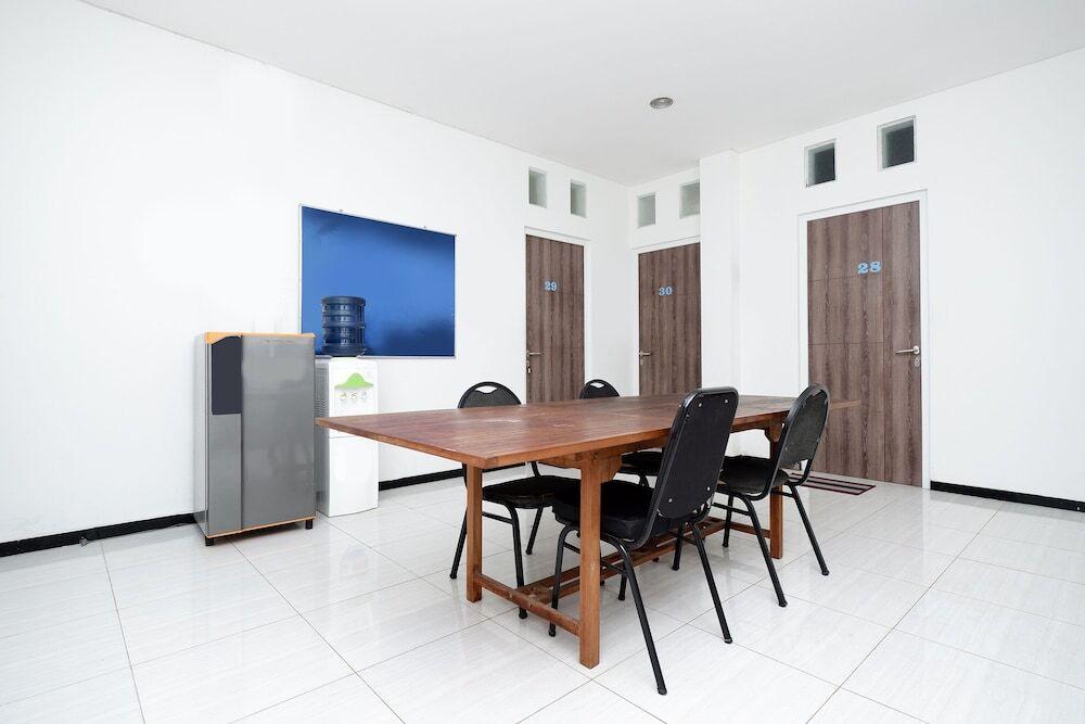 Семаранг: OYO 1884 Sunshine Hostel