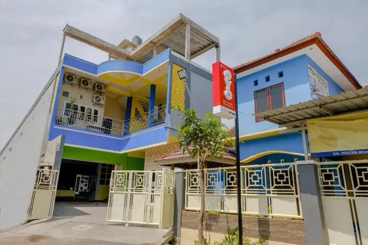 OYO 1979 Alif Family Residence — фото 1