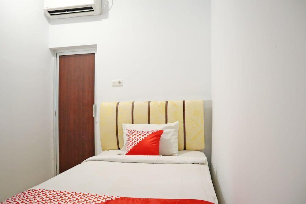 Паданг: OYO 1673 M Authentic Kost Man