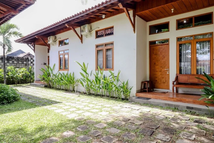Батуретно: Jenak Homestay