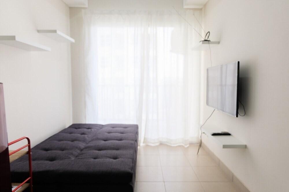 Elegant and Comfy 1BR Saveria Apartment near ICE BSD By Travelio — фото 3