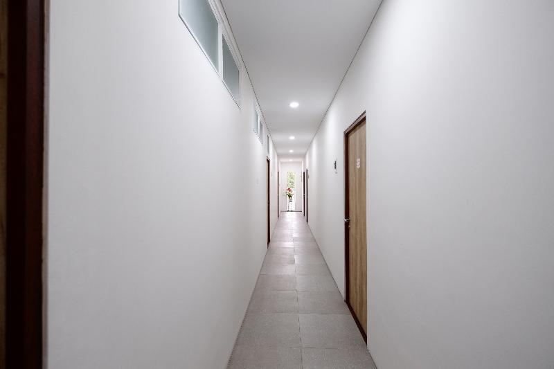 Суракарта: OYO 2298 Jebres House Syariah