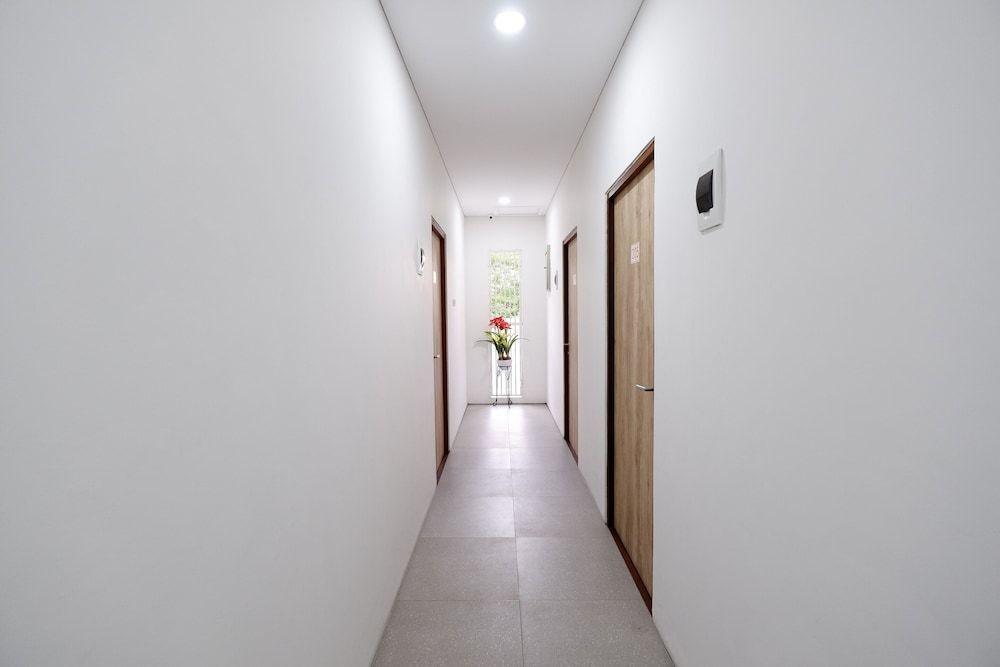 Суракарта: OYO 2298 Jebres House Syariah
