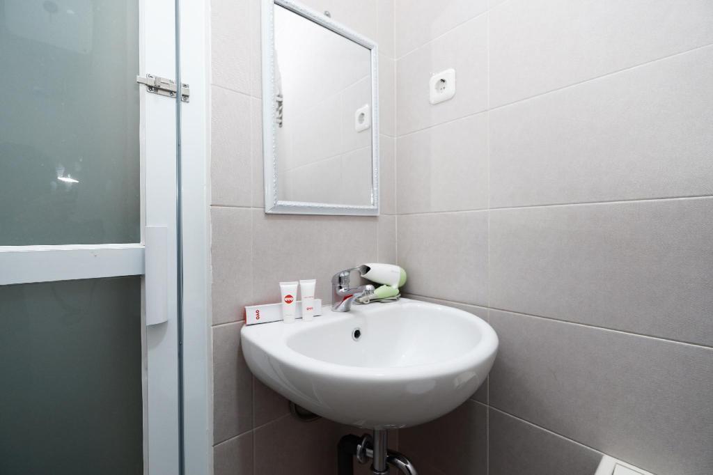 Суракарта: OYO 2298 Jebres House Syariah
