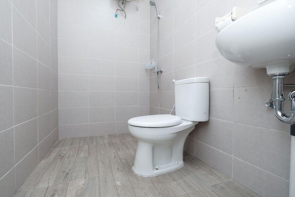 Суракарта: OYO 2298 Jebres House Syariah
