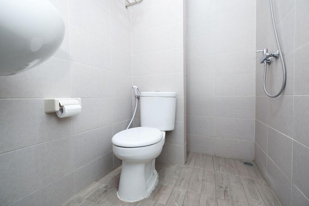 Суракарта: OYO 2298 Jebres House Syariah