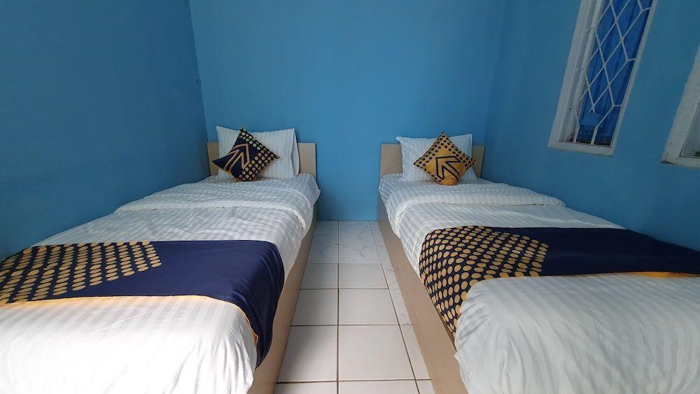 Чианджур: OYO 2302 Blue House Costel Syariah