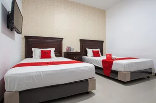 Маланг: RedDoorz near Taman Krida Budaya Malang