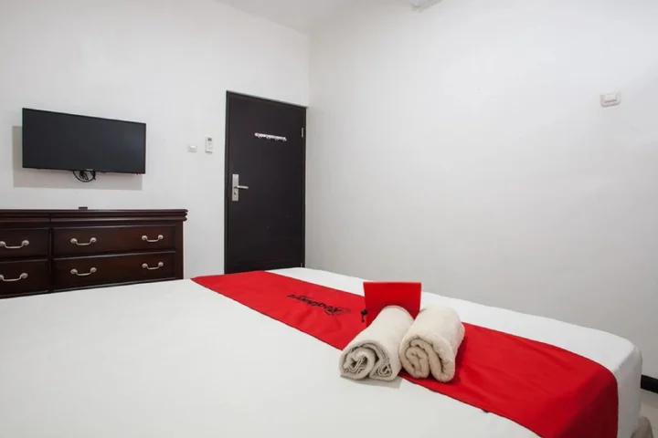Маланг: RedDoorz near Taman Krida Budaya Malang