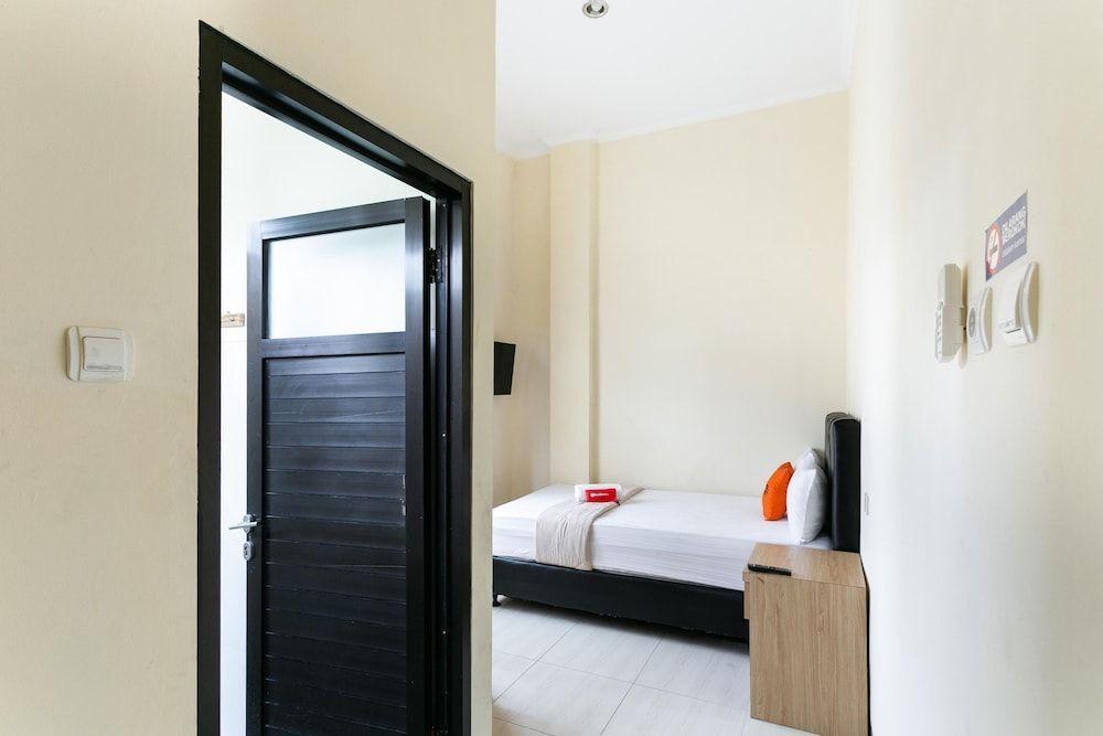 Суракарта: RedDoorz Syariah near Purwosari Train Station
