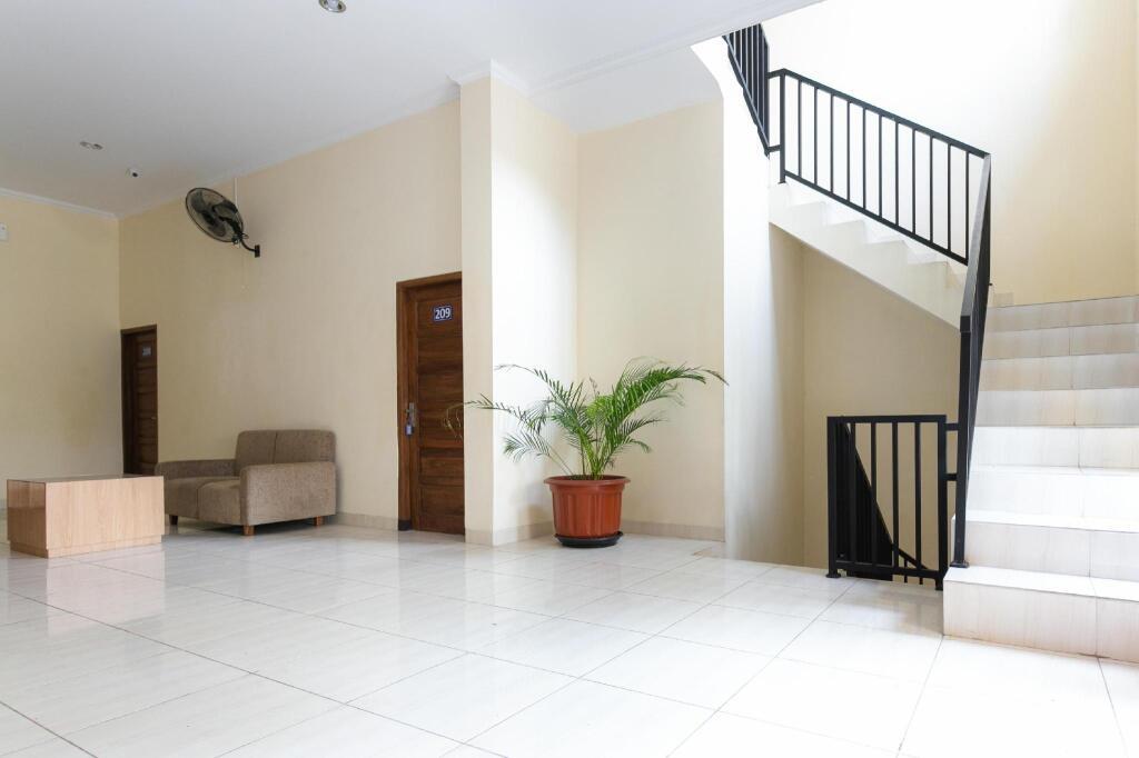 Суракарта: RedDoorz Syariah near Purwosari Train Station
