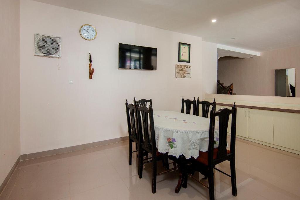 Озеро Тоба: OYO 2382 Wisata Hotel