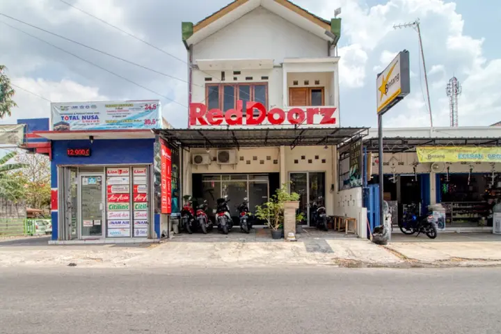 Депок: RedDoorz Hostel near Terminal Condongcatur Jogja