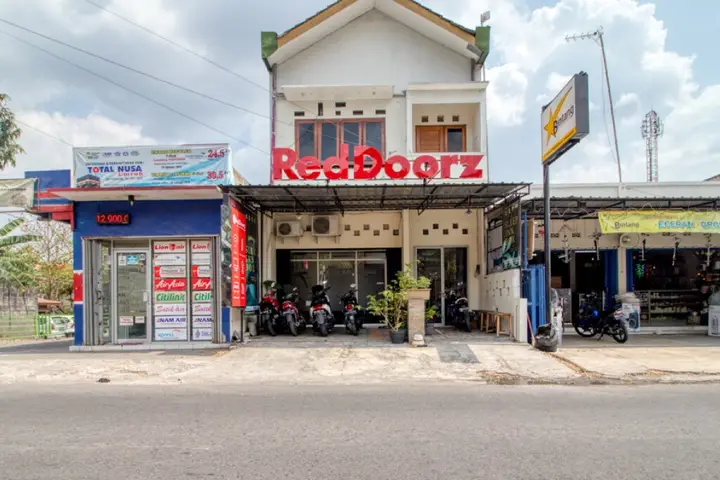 RedDoorz Hostel near Terminal Condongcatur Jogja — фото 1