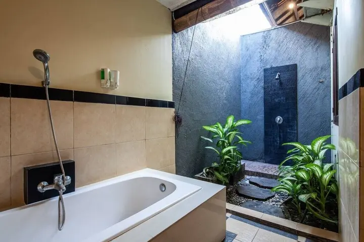 Кута: 9-BR Private Pool Villa Walk to Seminyak Beach