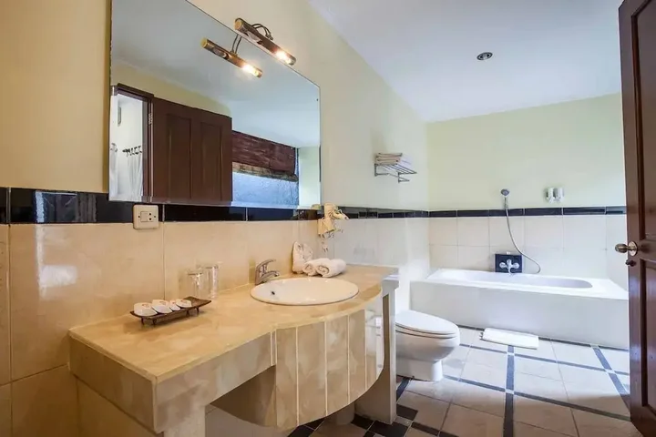 Кута: 9-BR Private Pool Villa Walk to Seminyak Beach