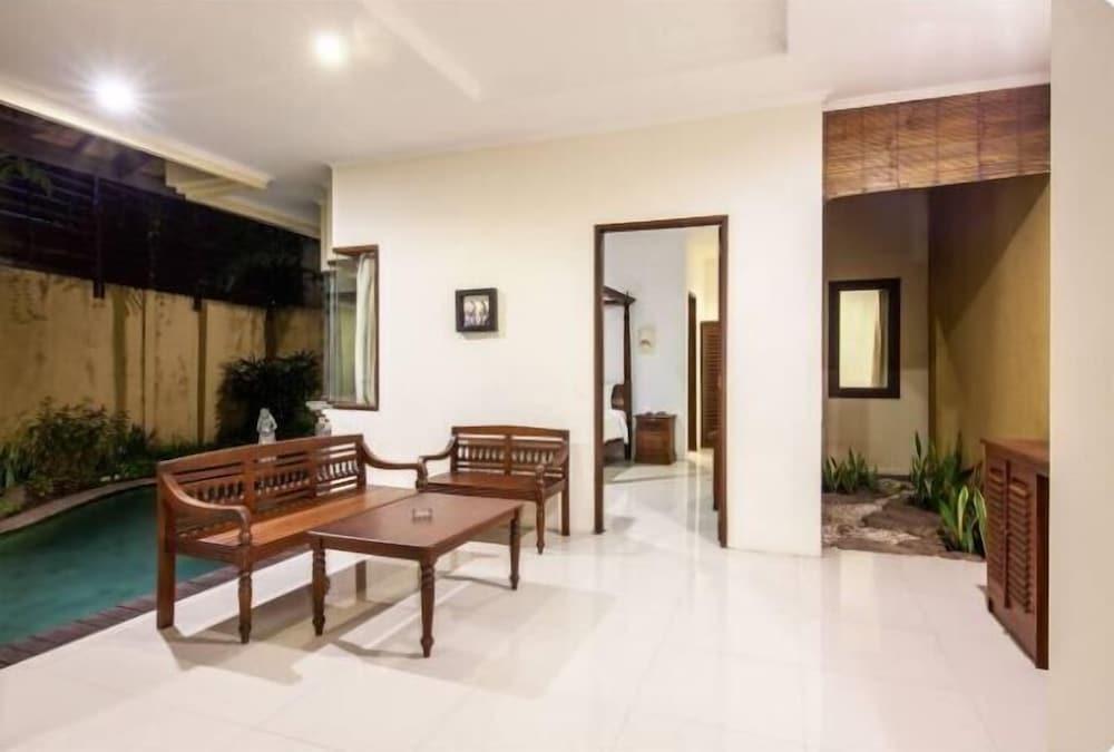 Кута: PB - 10BR · 10-BR Private Pool Villa Walk to Seminyak Beach