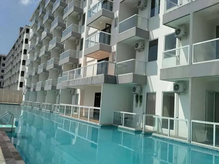 Депок: 1br Apartment With Pool