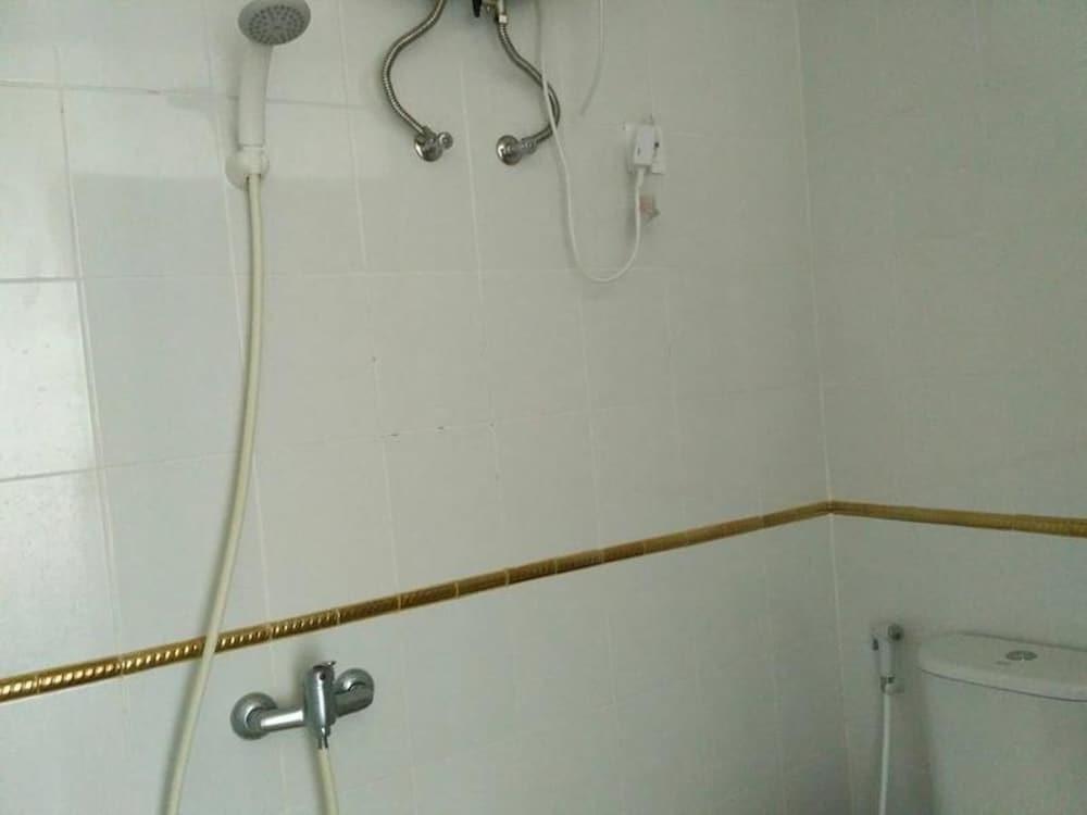 Депок: 1br Apartment With Pool