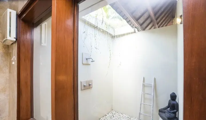 Кута: 3 Bedroom Villa1 River Side Legian