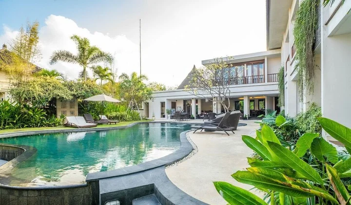 Кута: 16 bedroom villa river side Legian