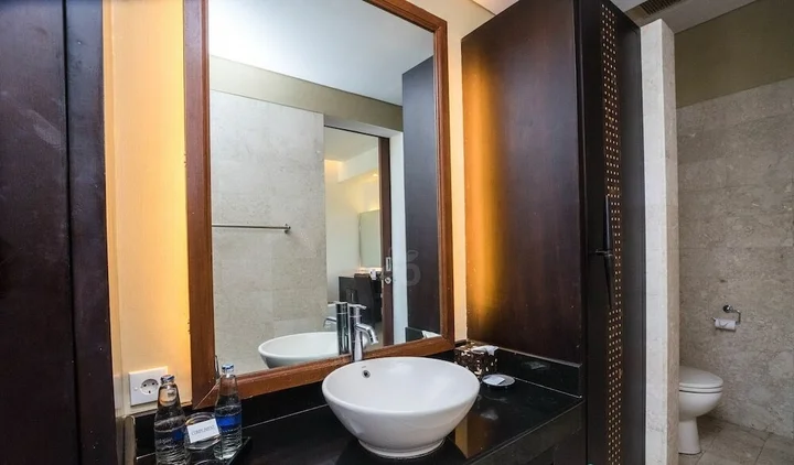 Кута: 16 bedroom villa river side Legian