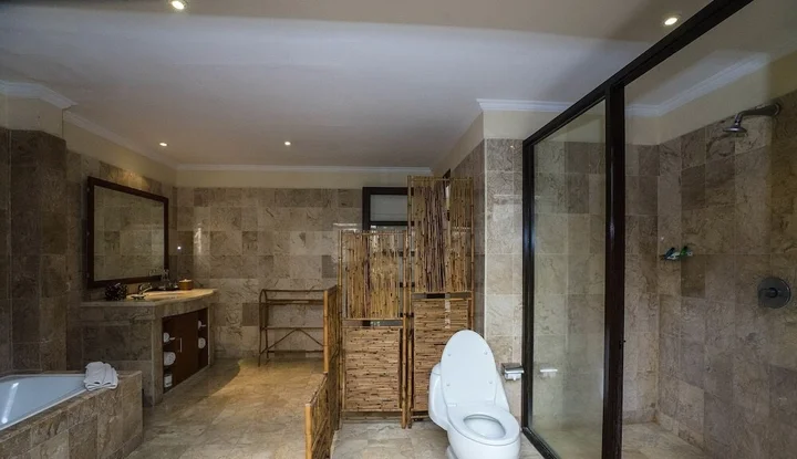 Кута: 16 bedroom villa river side Legian