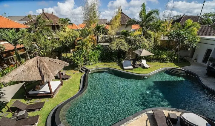 Кута: 16 bedroom villa river side Legian