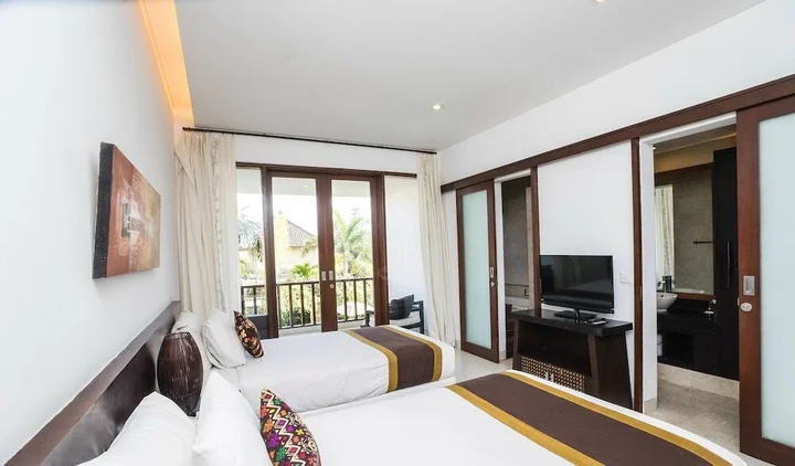 Кута: 16 bedroom villa river side Legian