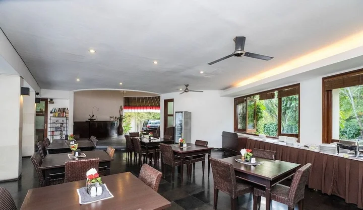 Кута: 16 bedroom villa river side Legian
