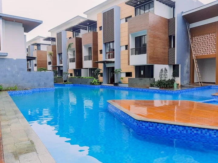 Legok: Pool View 3BR Apartment at Asatti BSD City