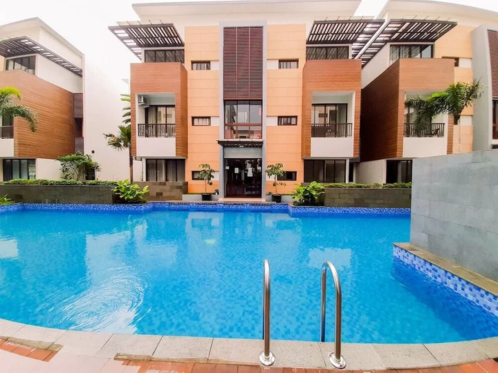 Legok: Pool View 3BR Apartment at Asatti BSD City