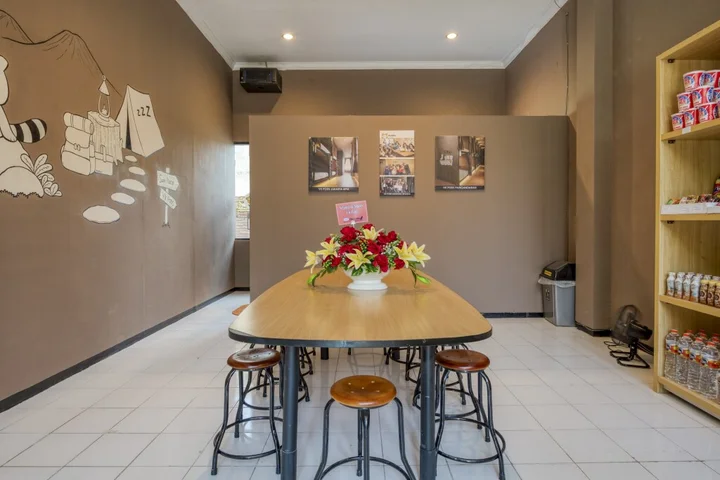 Маланг: RedDoorz Hostel near Malang Train Station 3