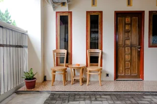 Маланг: OYO 2986 D and a Guesthouse Syariah And Rent Car