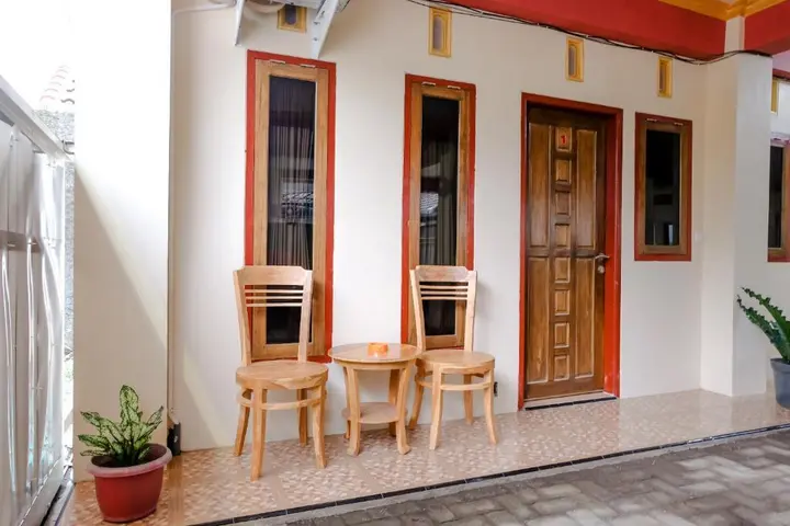 Маланг: OYO 2986 D and a Guesthouse Syariah And Rent Car