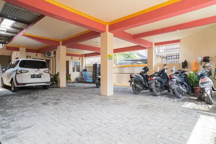 Маланг: OYO 2986 D and a Guesthouse Syariah And Rent Car