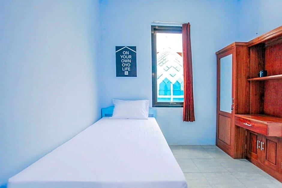 OYO Life 3183 Kost Putri Biru Sigura-gura — фото 4